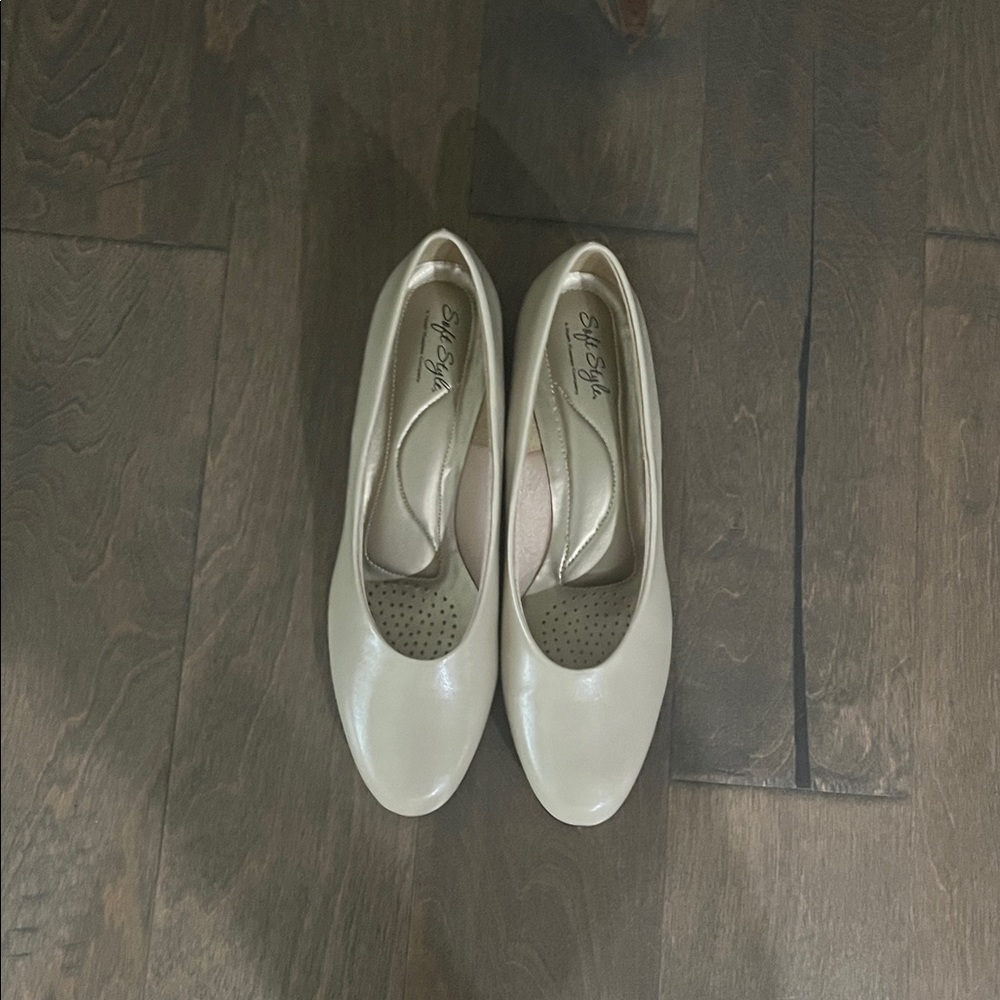 Life Stride Cream Heels